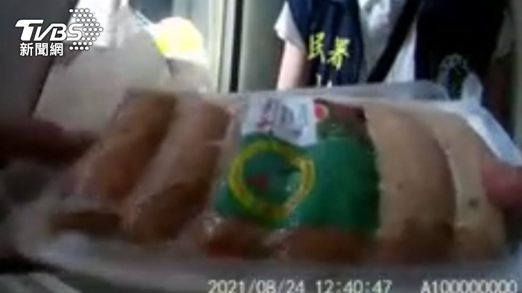 新北市三重員警和移民署，一同查獲民宅冰箱內有走私越南肉品。（圖／TVBS）