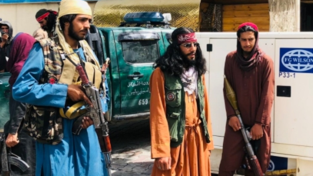 喀布爾街頭驚見有塔利班戰士穿Gucci橘色連身洋裝。（圖／翻攝自@Iqbal__Kholidi推特）