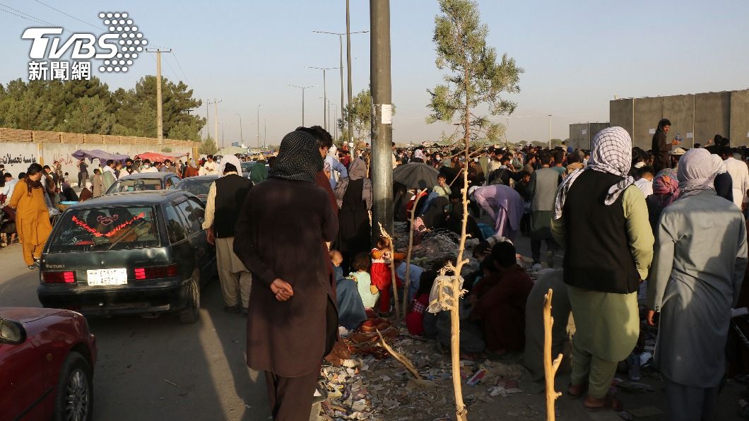 喀布爾國際機場外有數百名試圖進入機場的阿富汗人（圖／達志影像美聯社）