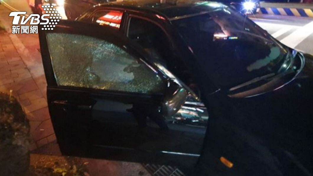 李男的轎車遭嫌犯開槍，車窗碎裂。（圖／警方提供）