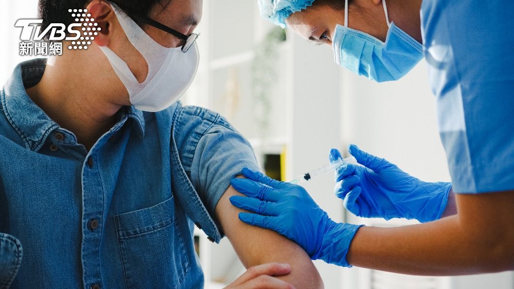 無論接種哪款疫苗，不少民眾都擔心會出現副作用或暈針狀況。（示意圖／Shutterstock達志影像）