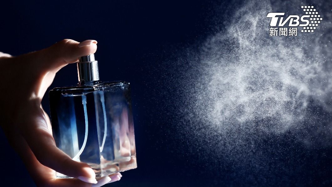 許多人會噴香水來展現自己的個人魅力。（示意圖／shutterstock達志影像）