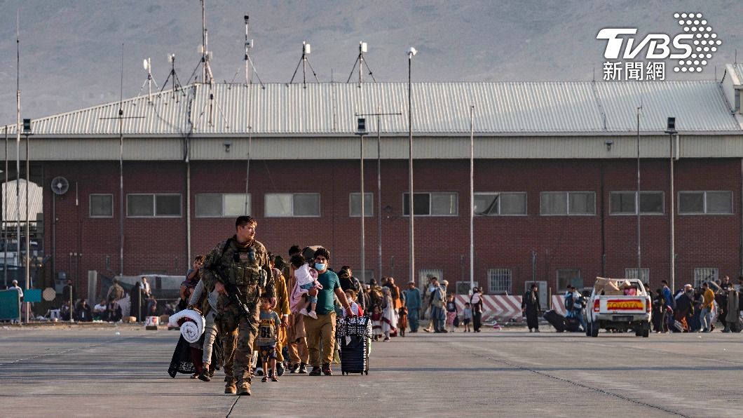 阿富汗首都喀布爾機場外出現巨大爆炸聲響。（圖／達志影像美聯社）
