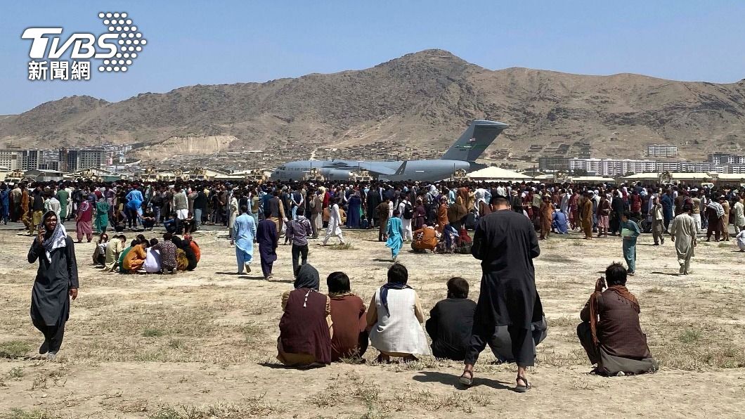 喀布爾機場外聚集大批阿富汗人。（圖／達志影像美聯社）