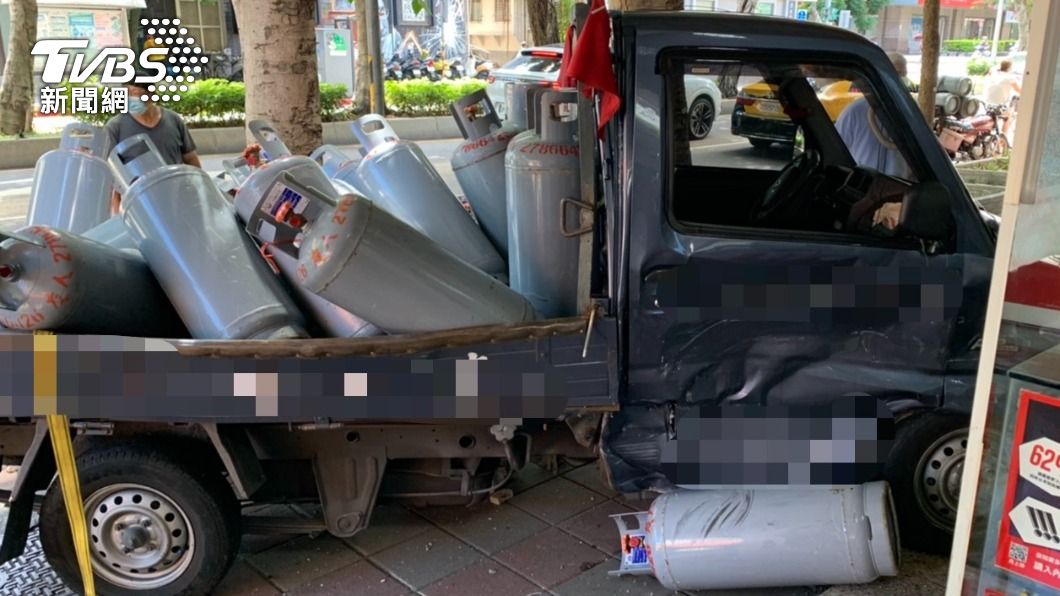 載著瓦斯罐的小貨車發生車禍。（圖／TVBS）