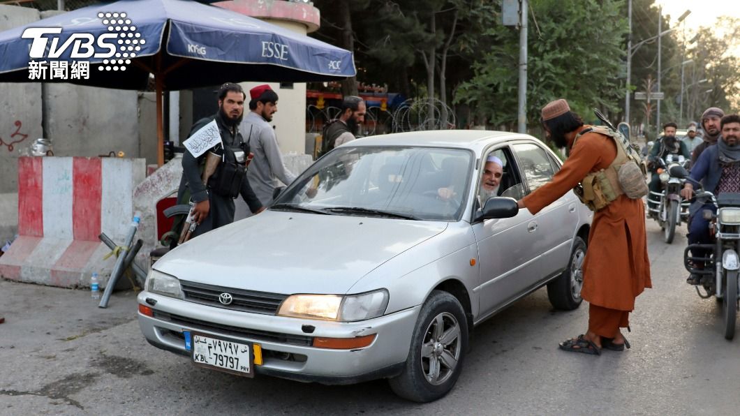 塔利班檢查路過汽車。（圖／達志影像美聯社）