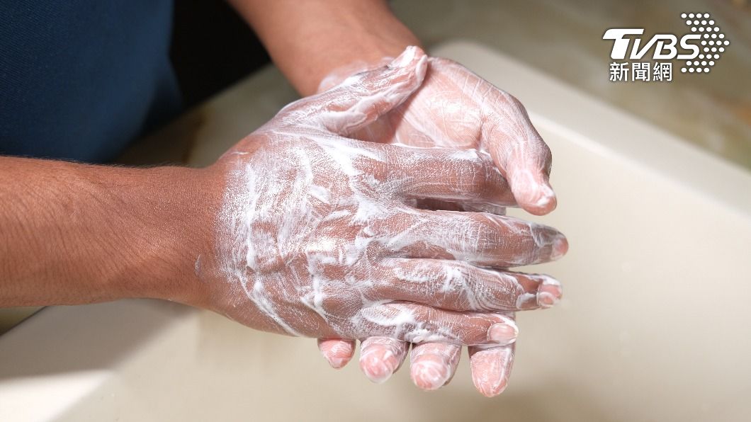 防疫期間洗手次數、時間增加，竟導致民眾出現慢性甲溝炎。（示意圖／shutterstock達志影像）