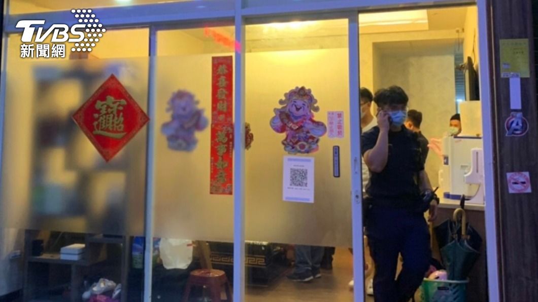 萬華警察獲養生館藏春色。（圖／TVBS） 疫情＋0色情業蠢蠢欲動　萬華養生館「半套性交易」遭逮