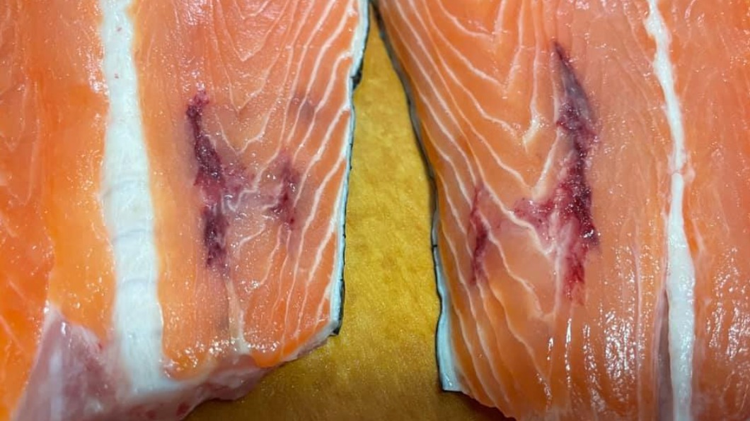 民眾買鮭魚驚見血痕。（圖／翻攝自「Costco好市多 商品經驗老實說」）