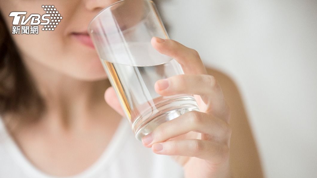 多喝開水可以維持身體健康。（示意圖／shutterstock達志影像）