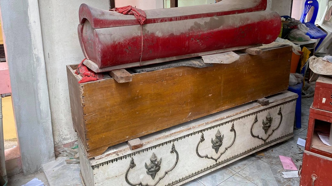 泰國曼谷一處寺廟裡面竟存放3具棺材。（圖／翻攝自วัดศาลาแดง臉書粉絲團）