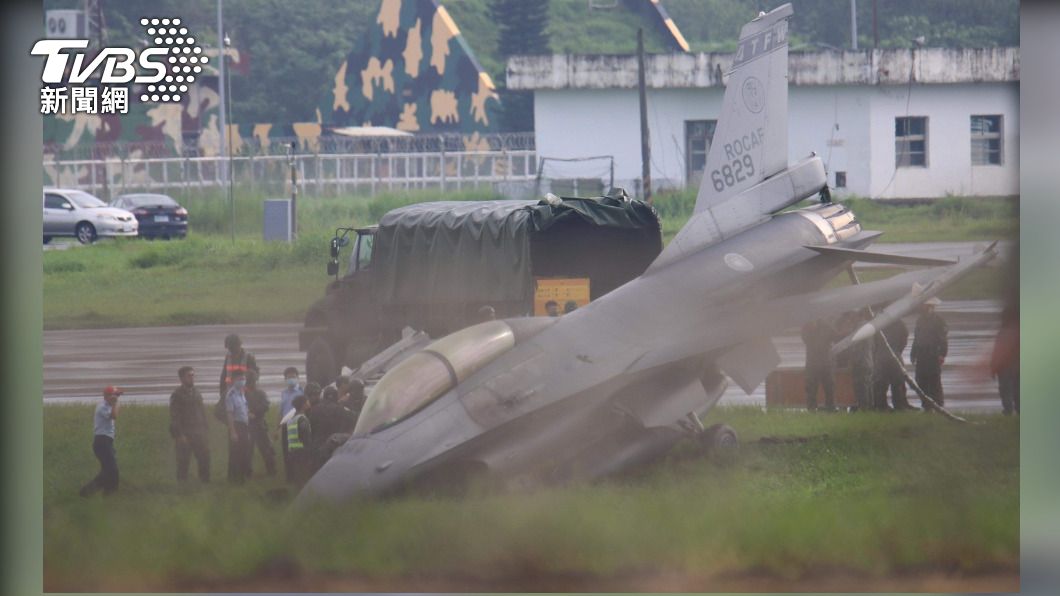 F16戰機衝出屏東機場跑道，機頭插土。（圖／TVBS）