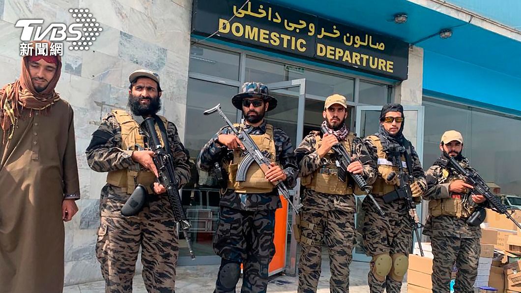 塔利班戰士進入喀布爾機場。（圖／達志影像美聯社）