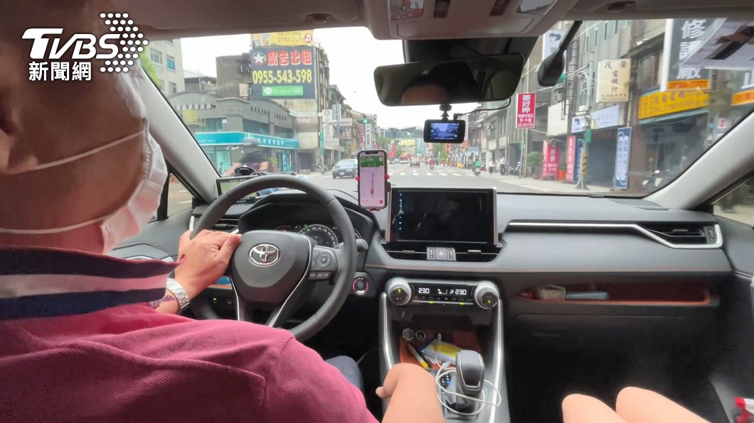 女網友覺得副駕坐人時有種被監視開車的感覺，變得很像職業司機。(示意圖/ TVBS