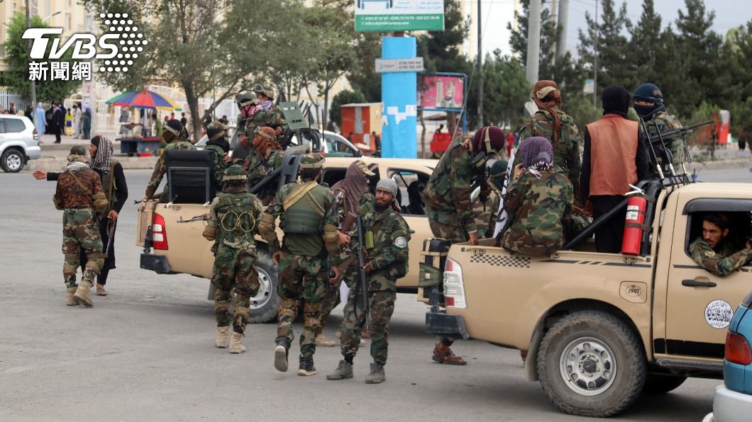 塔利班戰士在美軍撤離後接管喀布爾機場。（圖／達志影像美聯社）