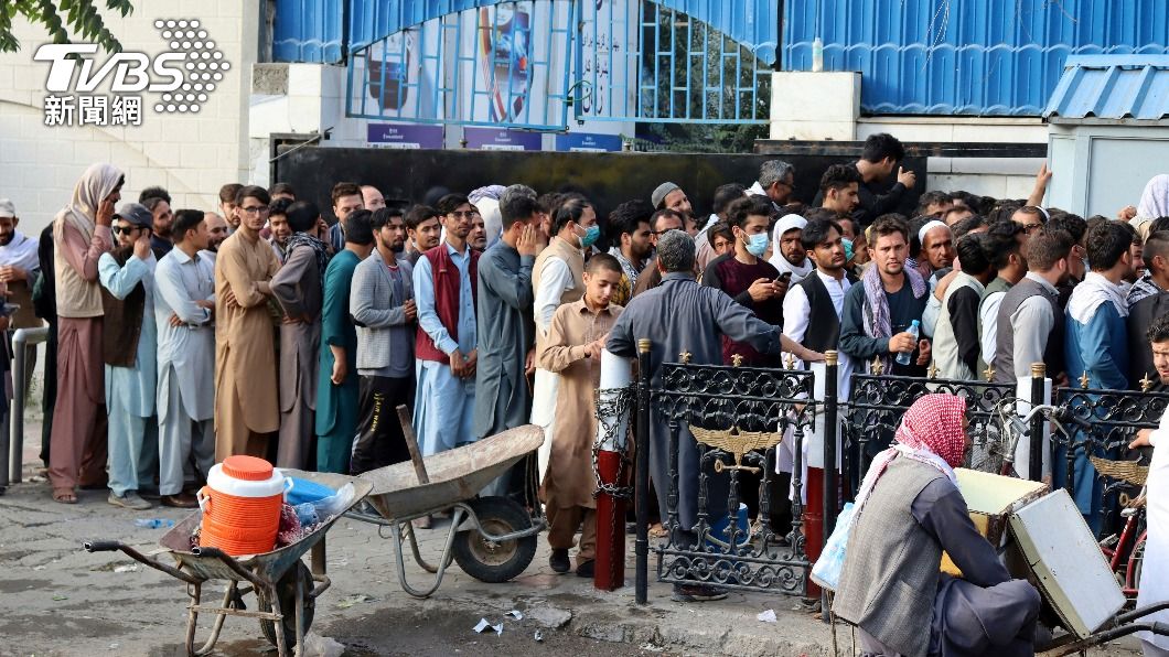 阿富汗人民爆擠兌潮。（圖／達志影像美聯社）