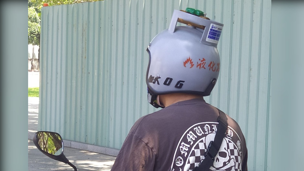 男騎士頭戴「瓦斯桶」造型安全帽。（圖／翻攝自「路上觀察學院」）