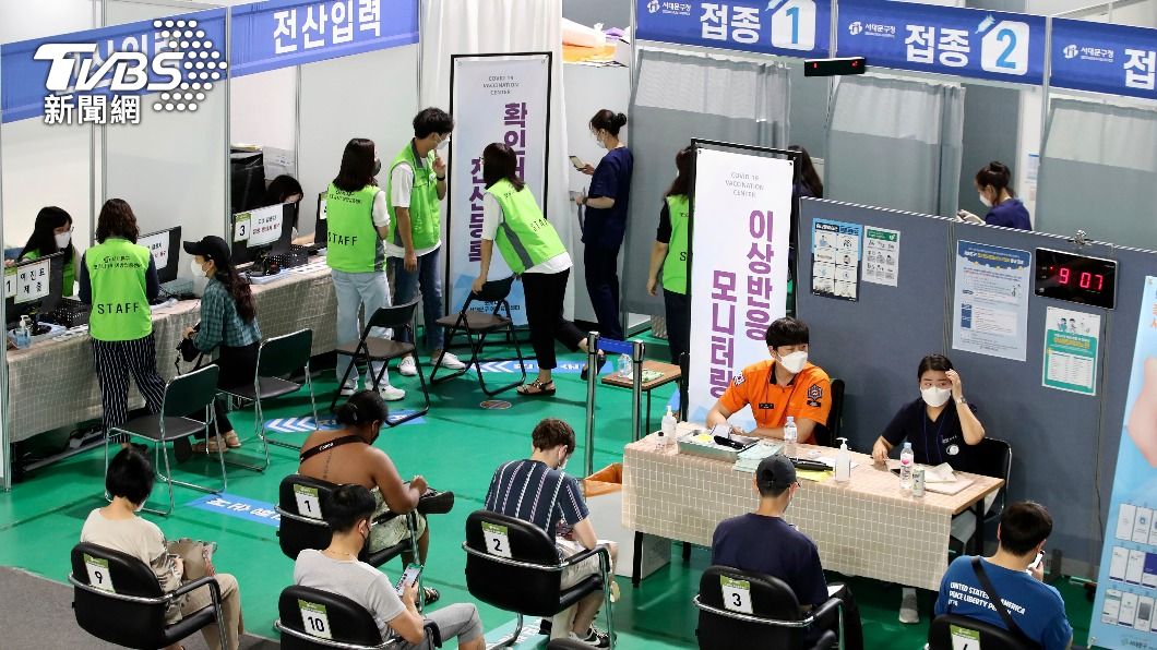 韓國民眾進行新冠疫苗接種。（示意圖，非當事人／達志影像美聯社）