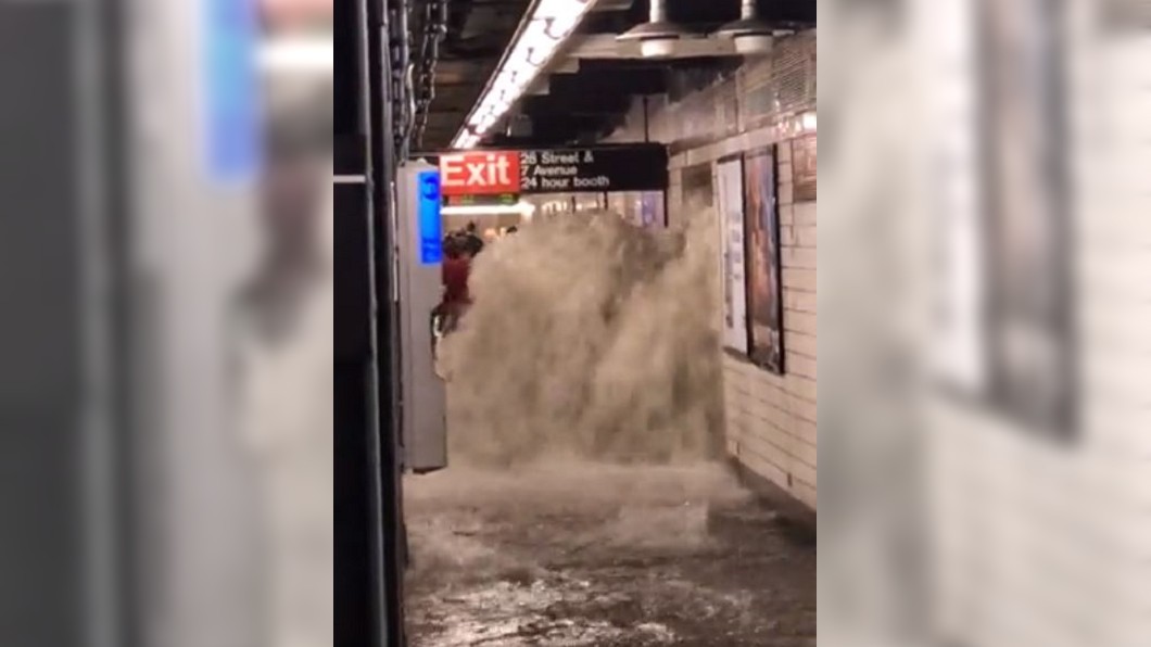 紐約地鐵出現雨水湧入的畫面。（圖／翻攝自Rick 推特 @SubwayCreatures） 紐約淹爆！12人住地下室溺斃　基礎建設問題再引關注　