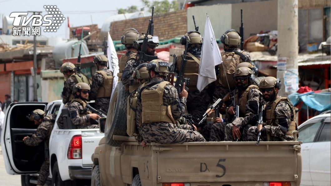 塔利班戰士在阿富汗街頭巡邏。（圖／達志影像美聯社）