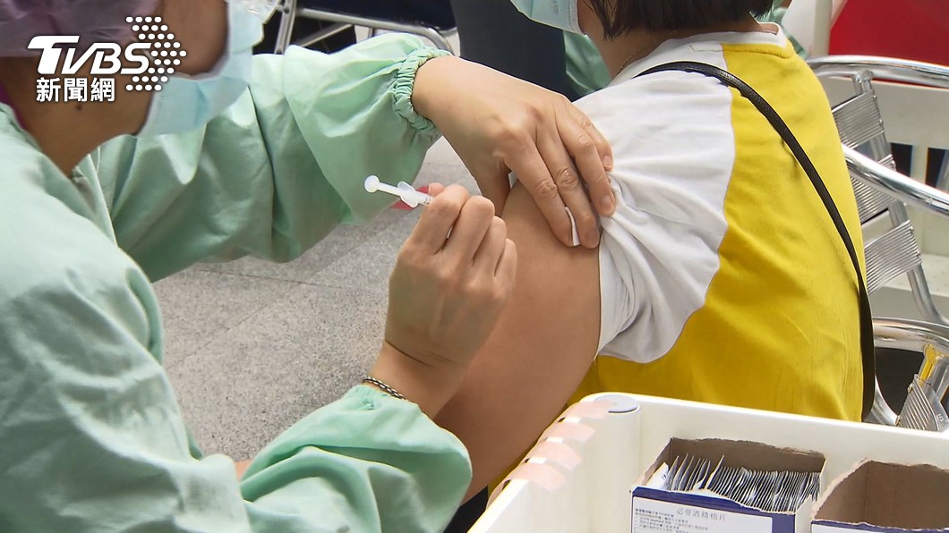 指揮中心公布高風險族群應接受第三劑疫苗施打。（圖／TVBS）