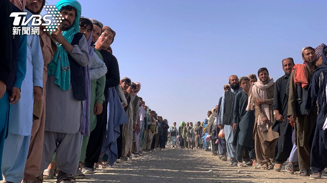 數千阿富汗人排隊等待通過邊境。（圖／AP）