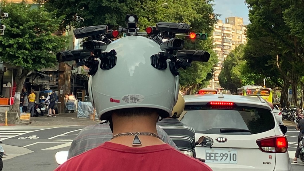 騎士安全帽上裝滿行車紀錄器。（圖／翻攝自爆廢公社 臉書）