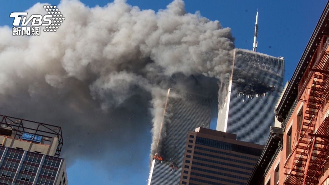 2001年9月11日，紐約世貿中心雙子塔遭2架民航客機直接撞上。（圖／達志影像美聯社） 911恐攻20週年　拜登下令解密FBI調查文件