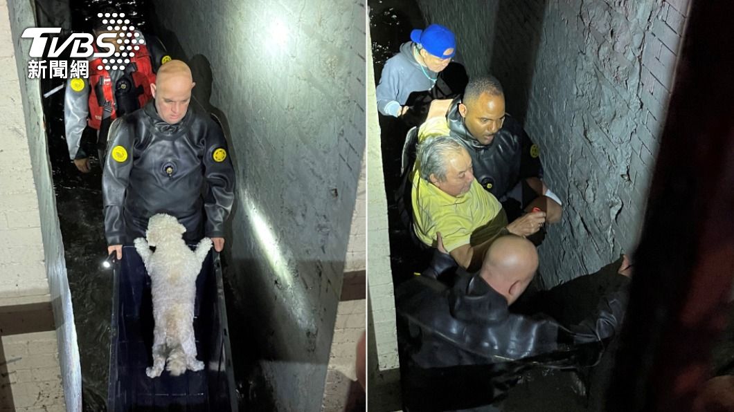 救難人員救出受困於地下室的居民。（圖／達志影像路透社）