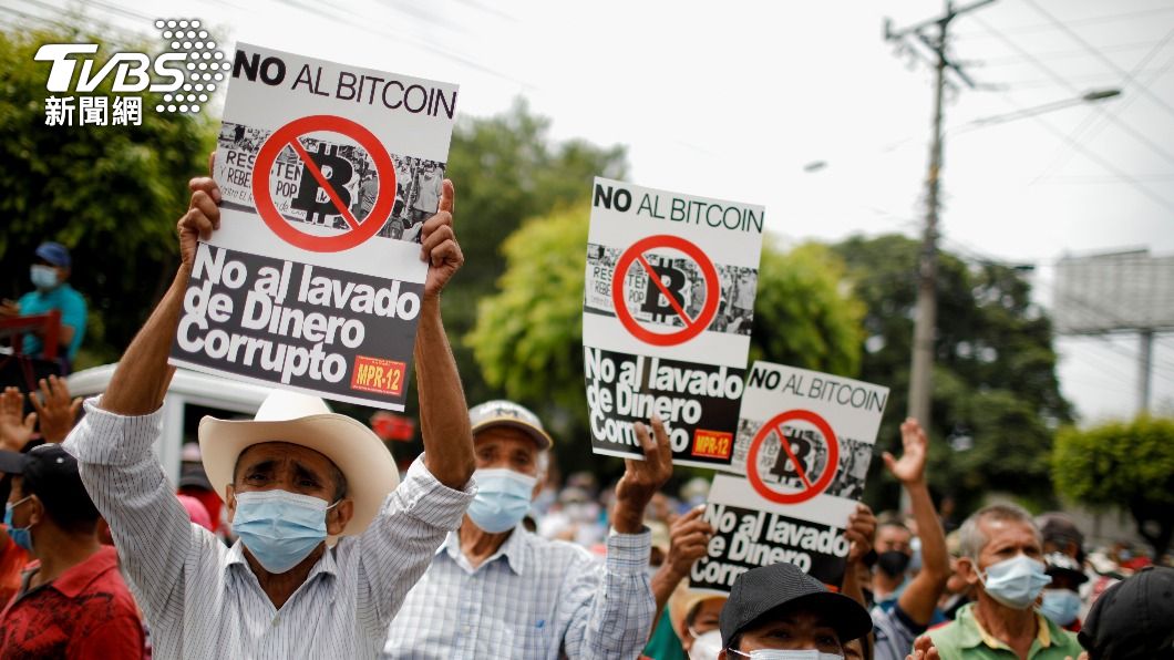 薩爾瓦多民眾上街抗議政府強推比特幣。（圖／達志影像路透社） 比特幣成薩爾瓦多法定貨幣！狂架百台ATM　民眾不買單
