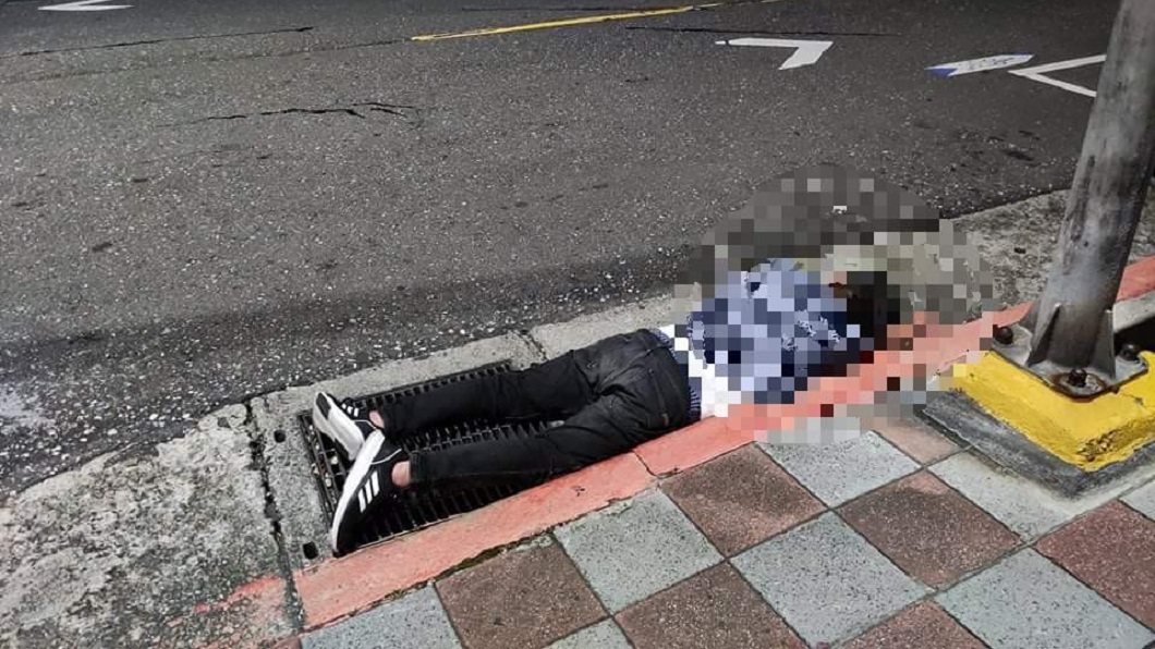 有女網友分享日前看到有男子醉倒睡在路邊。（圖／翻攝自爆怨2公社）