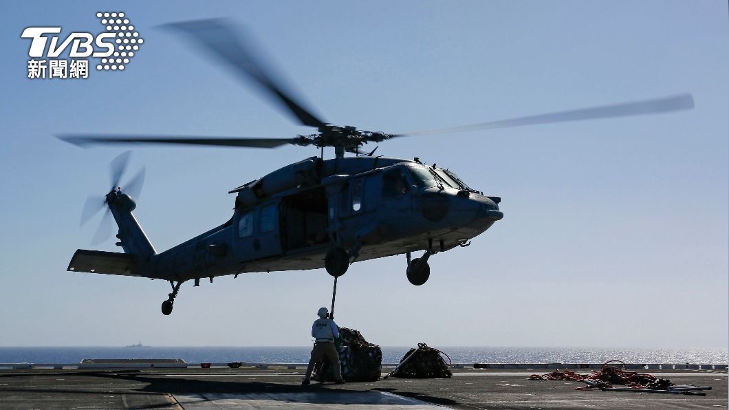 美國海軍31日傳出一架MH-60S海鷹直升機墜海事故。（示意圖／達志影像美聯社） 美航母直升機墜海5天　海軍宣告5失蹤士兵「全數死亡」