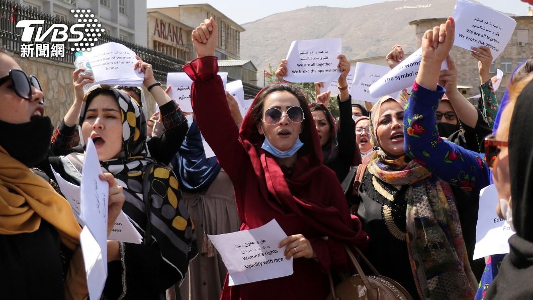 阿富汗婦女不畏威脅，走上街頭爭平權。（圖／AP）