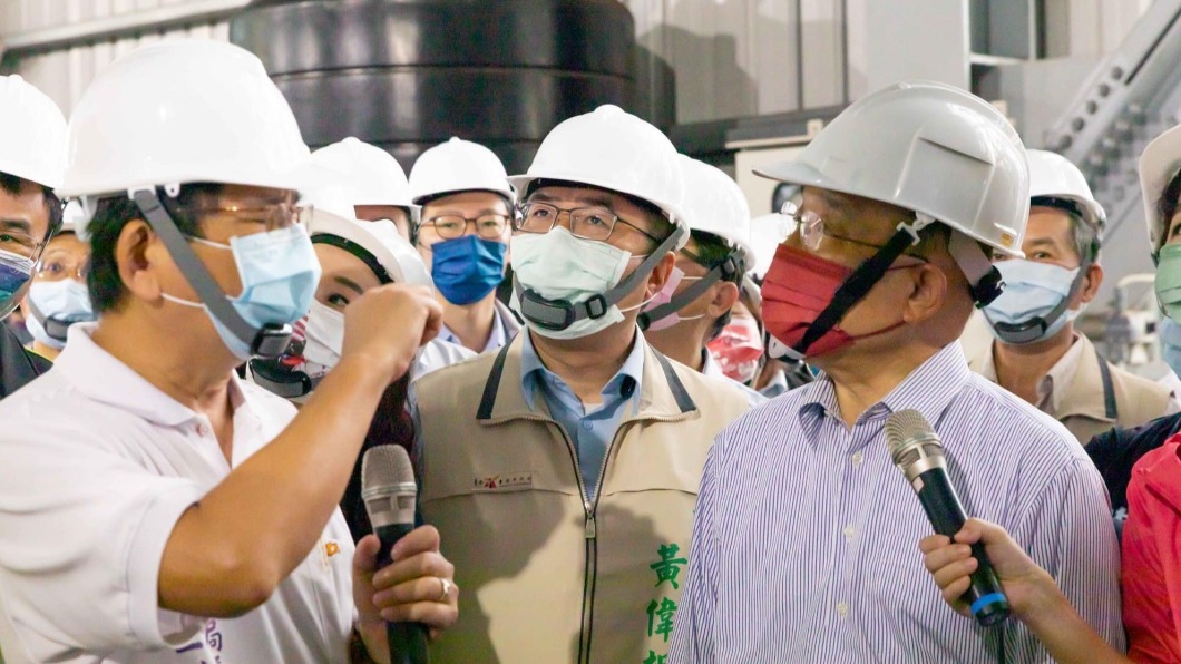 台南市長黃偉哲今前往下營區養豬場視察，感謝業者配合。（圖／翻攝自黃偉哲臉書）