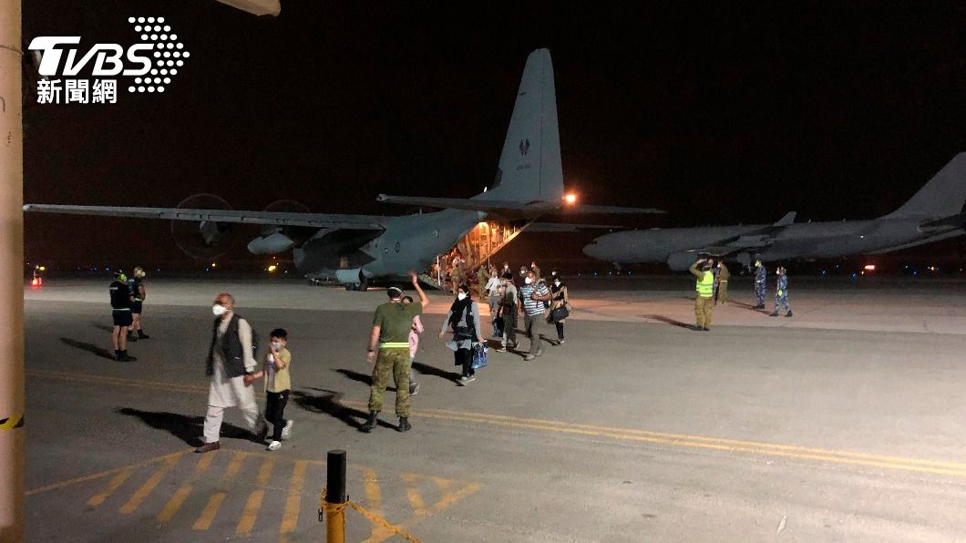 圖為澳洲軍機載阿富汗人民撤離。（圖／達志影像美聯社）