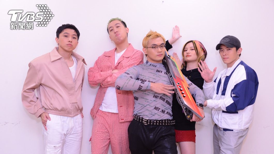 獨/美秀集團開唱「露性感肌肉」 吳霏放話:明年必拿金曲│TVBS新聞網