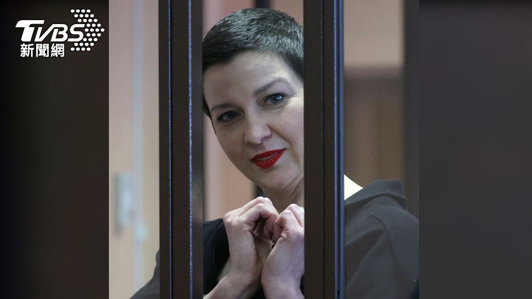 寇斯妮可娃（Maria Kolesnikova）出庭時也微笑比出愛心手勢。（圖／AP）