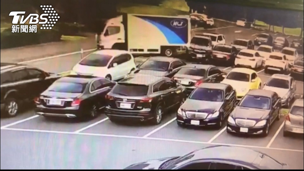 由於事發在高爾夫球俱樂部，停車場內一票名車，不過滑落邊坡的貨車「錯過」前面的Honda Fit，讓這場手煞車教學代價提升不少。(圖片來源/ TVBS)