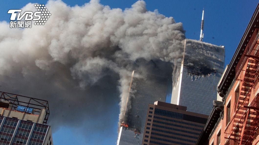 紐約世貿中心雙子塔遭商業航班撞上。（圖／達志影像美聯社）