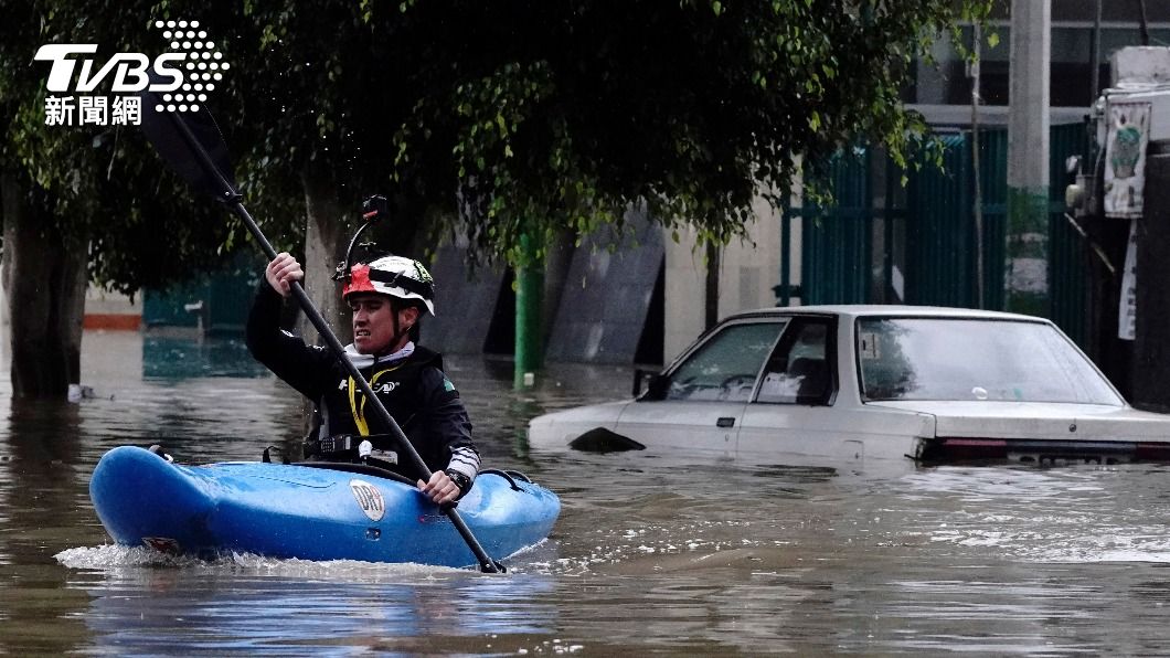 墨西哥的伊達爾戈州連日下雨造成洪災。（圖／AP）