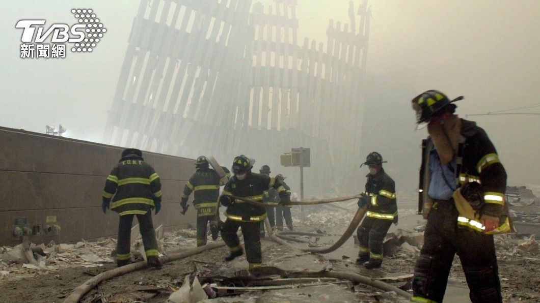 警消於紐約世貿大樓殘骸中救災，尋找生還者。（圖／達志影像美聯社） 911事件二十週年／罹難人數再增　仍有逾千具遺骸待驗
