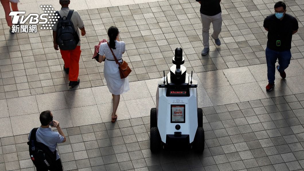 新加坡派出巡邏機器人監督路上行人。（圖／達志影像路透社）