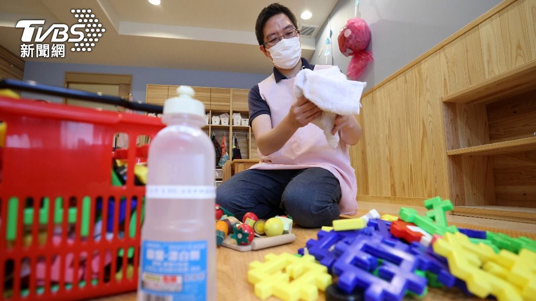 醫師指出幼兒常接觸到的玩具等物品必須經常消毒。（示意圖／達志影像美聯社）