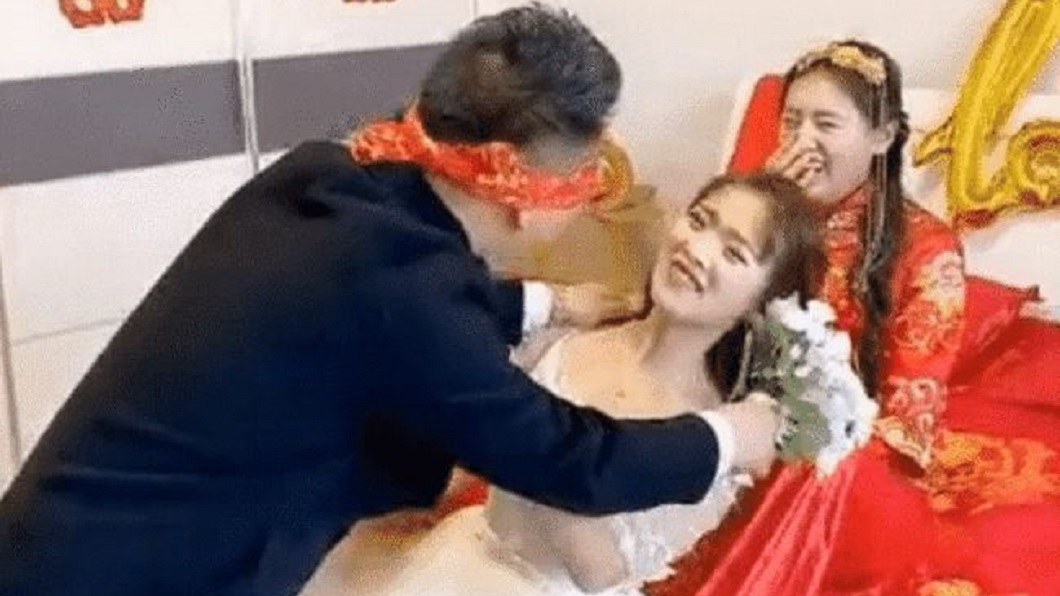 浙江一名新郎在迎娶時被要求玩「矇眼找新娘」的小遊戲。（圖／翻攝自網易新聞）