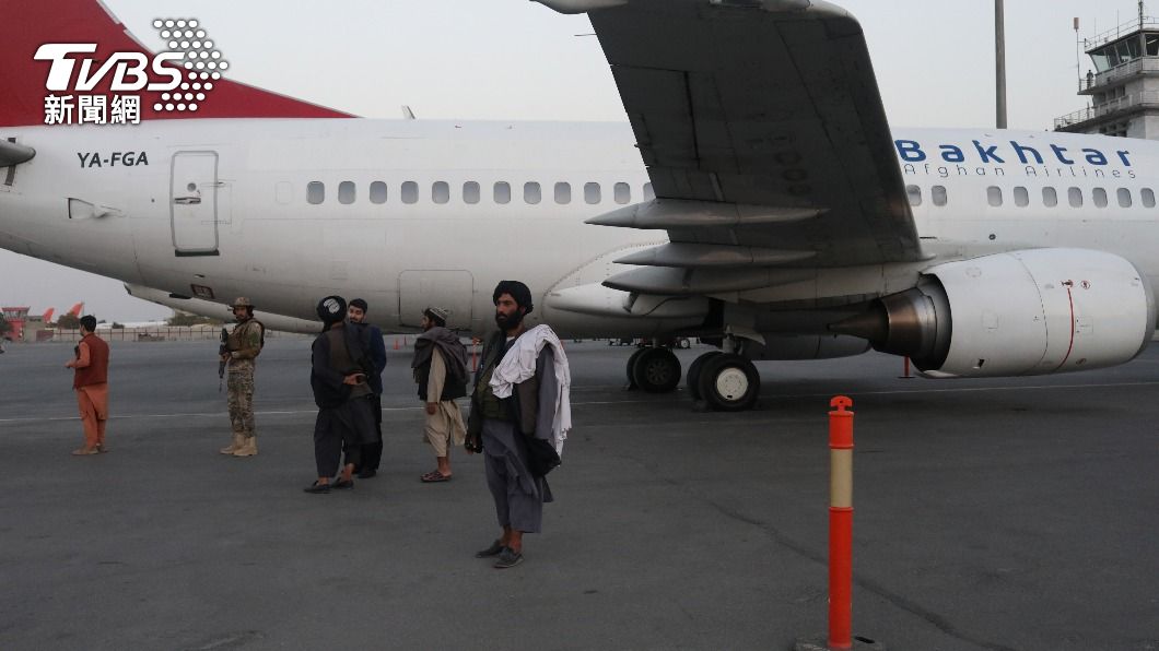 塔利班配合下，美撤軍後首架撤離喀布爾班機抵達卡達。（圖／達志影像路透社）
