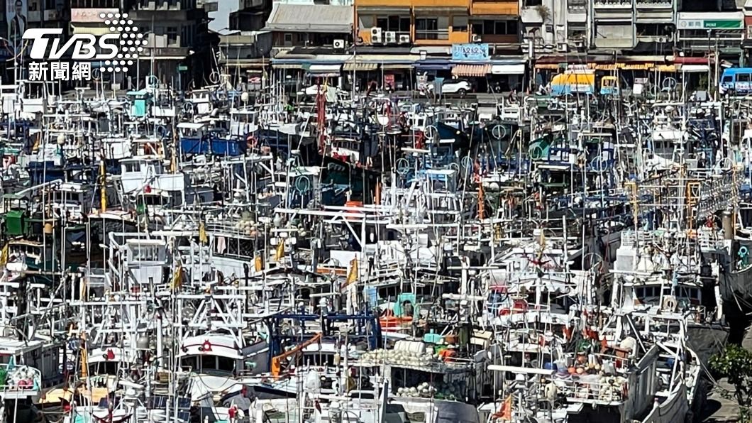 南方澳漁港擠滿船隻。（圖／中央社）