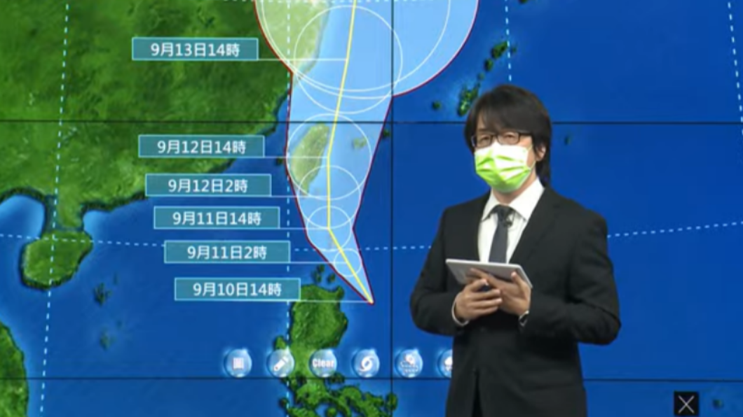 氣象預報員徐仲毅說明璨樹颱風影響台灣時程。（圖／翻攝自CWB氣象局YouTube）