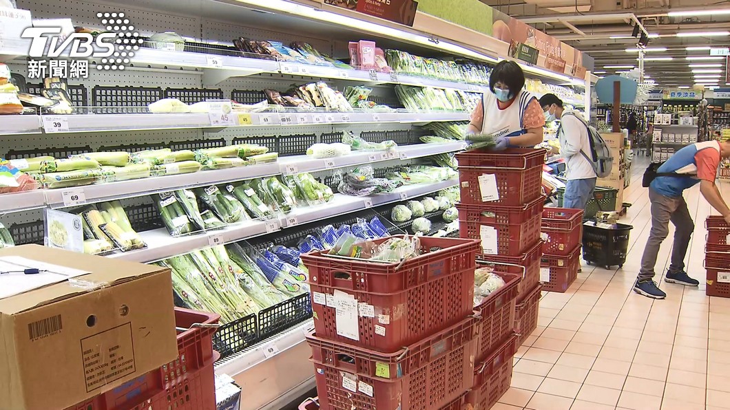 颱風來襲前不少民眾會到賣場購買物資。（資料照／TVBS）