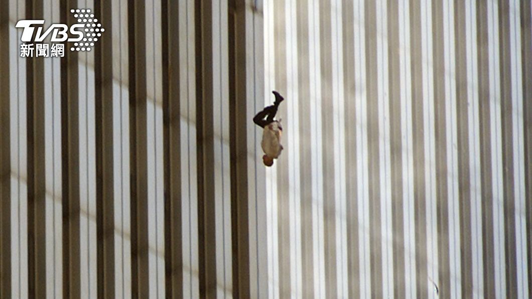 美聯社記者拍下一名男子以頭下腳上姿勢，從世貿中心跳樓瞬間。（圖／達志影像美聯社）
