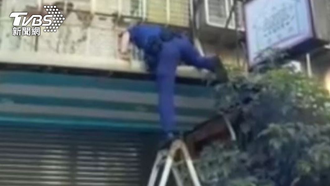 員警爬上陽台救援。（圖／TVBS）